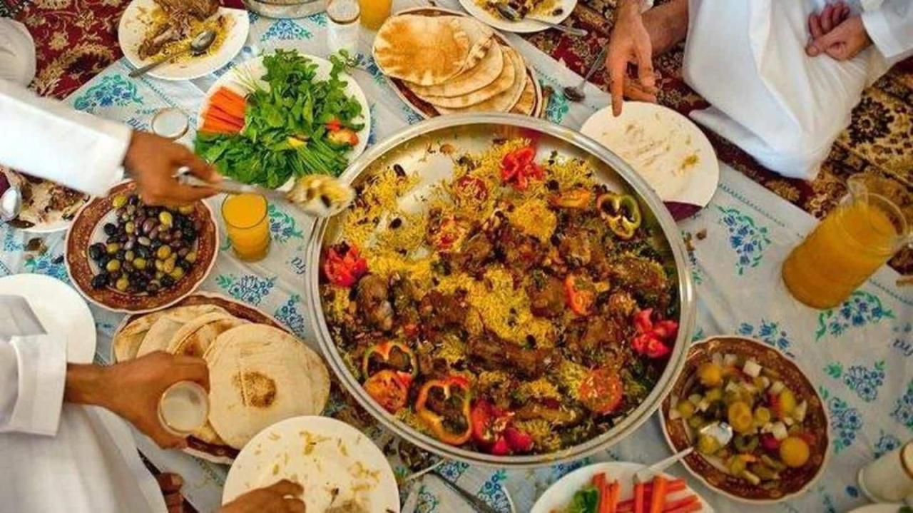 Eid ramadan al fitr foods around famous end fast traditional break muslims food breaking eat table islamic popular feasting festive