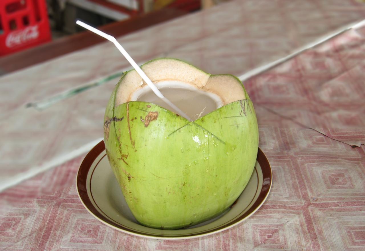 Air kelapa hijau untuk lambung