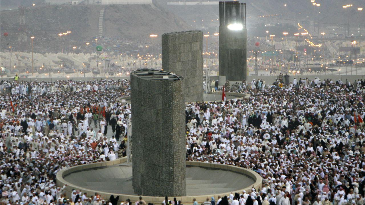 Hajj pilgrimage throwing stoning pillars moslem commonly sacred devils pilgrims vecteezy